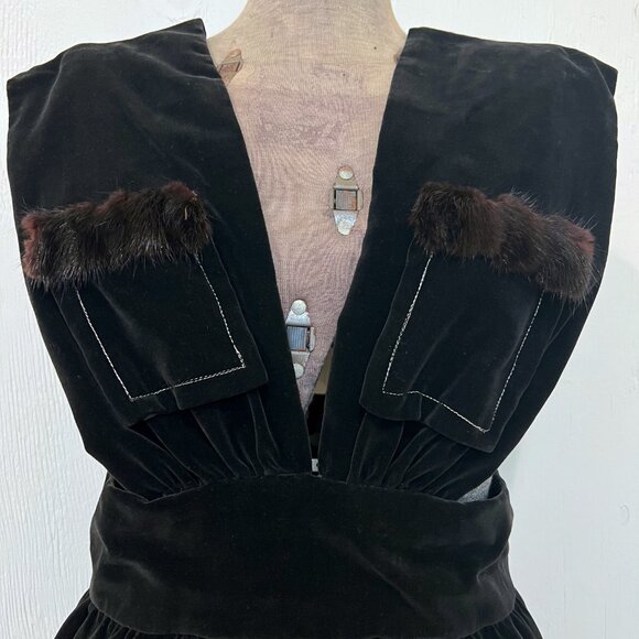 Vintage 1940s Black Velvet Pinafore Dress with Fur Trimmed Pockets Size S/M - Picture 6 of 10